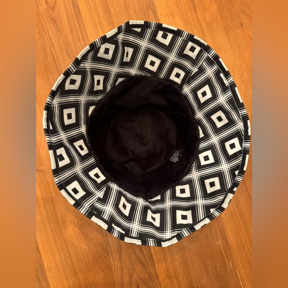 Vintage Nylon Geometric Black White bell hat one size fits like a S/M - Picture 2 of 3